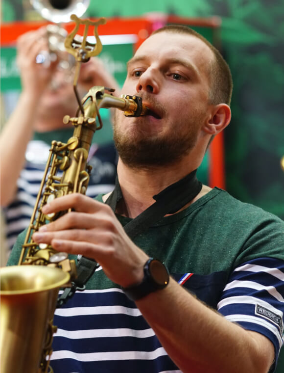 Un joueur de saxophone